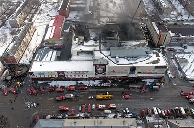 KEMEROVO, RUSSIA - MARCH 26, 2018: A view of the Zimnyaya Vishnya shopping centre in Prospekt Lenina Street where over 50 people were killed in a fire on March 25, 2018. Kirill Kukhmar/TASS Ðîññèÿ. Êåìåðîâî. 26 ìàðòà 2018. Âèä ñâåðõó íà òîðãîâî-ðàçâëåêàòåëüíûé öåíòð "Çèìíÿÿ âèøíÿ" íà ïðîñïåêòå Ëåíèíà, ãäå íàêàíóíå â ðåçóëüòàòå ïîæàðà ïîãèáëè ëþäè. Êèðèëë Êóõìàðü/ÒÀÑÑ