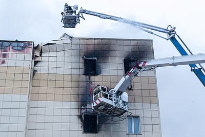 KEMEROVO, RUSSIA - MARCH 25, 2018: Firefighters battling a fire at the Zimnyaya Vishnya shopping centre in Prospekt Lenina Street; several people and at least four children have been killed in the fire. Danil Aikin/TASS Ðîññèÿ. Êåìåðîâî. 25 ìàðòà 2018. Âî âðåìÿ ëèêâèäàöèè ïîæàðà â òîðãîâî-ðàçâëåêàòåëüíîì öåíòðå "Çèìíÿÿ âèøíÿ" íà ïðîñïåêòå Ëåíèíà. Â ðåçóëüòàòå ïîæàðà ïîãèáëè ëþäè. Äàíèë Àéêèí/ÒÀÑÑ
