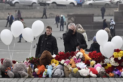 VLADIVOSTOK, RUSSIA - MARCH 28, 2018: People bring toys and flowers to a monument to the Fighters for Soviet Power in the Far East in Vladivostok's Central Square as they mourn the victims of the March 25 fire at the Zimnyaya Vishnya [Winter Cherry] shopping centre killing at least 64, many of them children, in Kemerovo. Yuri Smityuk/TASS Ðîññèÿ. Âëàäèâîñòîê. 28 ìàðòà 2018. Ñòèõèéíûé ìåìîðèàë ó ïàìÿòíèêà Áîðöàì çà âëàñòü Ñîâåòîâ â ïàìÿòü î æåðòâàõ ïîæàðà 25 ìàðòà 2018 ãîäà â òîðãîâîì öåíòðå "Çèìíÿÿ âèøíÿ" â Êåìåðîâå, ãäå ïî îôèöèàëüíûì äàííûì ïîãèáëè áîëåå 60 ÷åëîâåê. 28 ìàðòà îáúÿâëåí íàöèîíàëüíûé òðàóð ïî ïîãèáøèì. Þðèé Ñìèòþê/ÒÀÑÑ