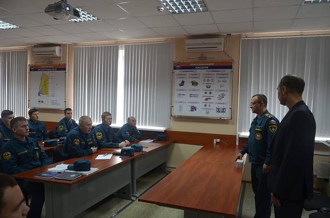 Ильчуков Владимир Владимирович проводит беседу с группой